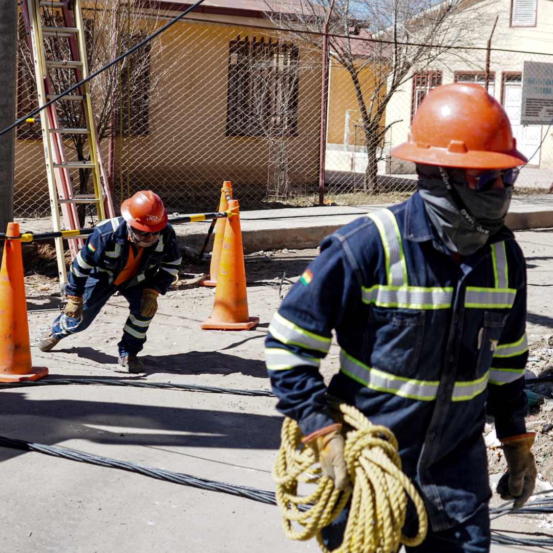 ENDE DEORURO ejecuta trabajos de mantenimiento para fortalecer la continuidad del servicio eléctrico