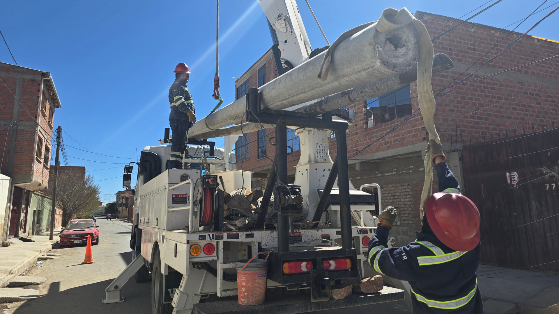 ENDE DEORURO mejora el servicio eléctrico en Oruro con trabajos en línea energizada