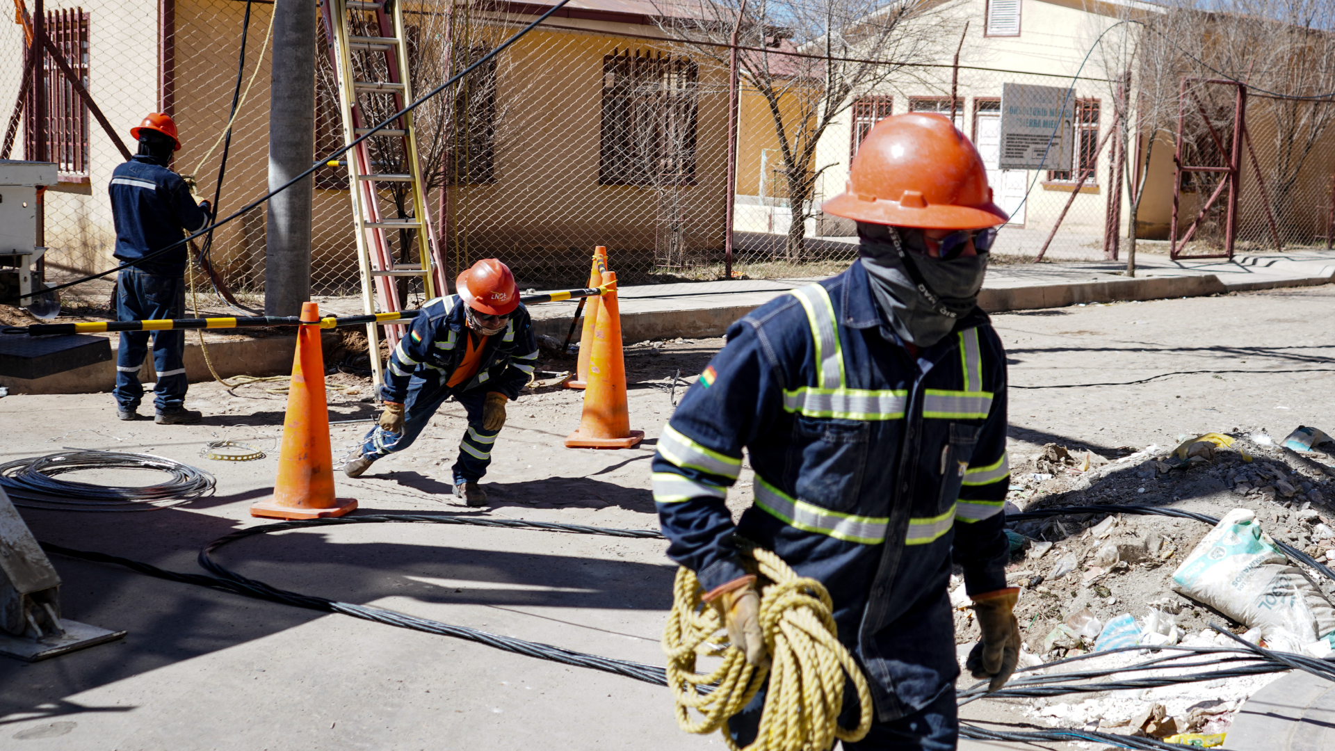 ENDE DEORURO ejecuta trabajos de mantenimiento para fortalecer la continuidad del servicio eléctrico